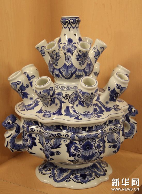 在皇家代尔夫特蓝陶博物馆中展示的一件荷兰郁金香花瓶