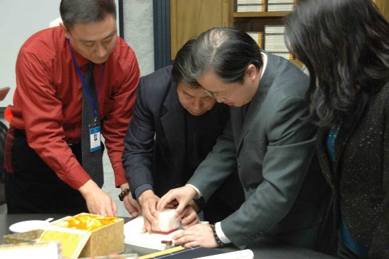 出版方还现场为该书手工加盖了“限量编号印”