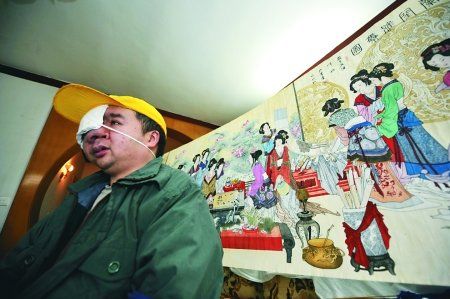 残疾男苦练工笔画5年 徐悲鸿夫人签发画家证