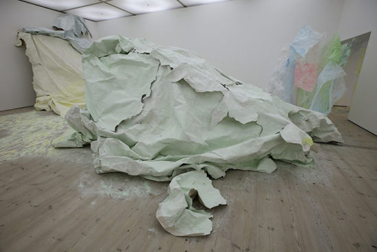 Karla Black的装置“More of the Day ”