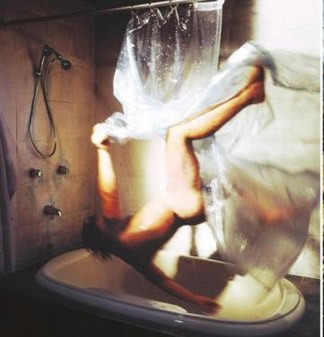 “坠落天使”风靡网络艺术家自拍挑战死亡