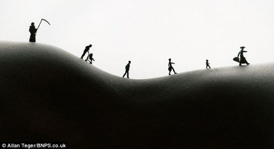 另类艺术：肚脐眼上打高尔夫(图)