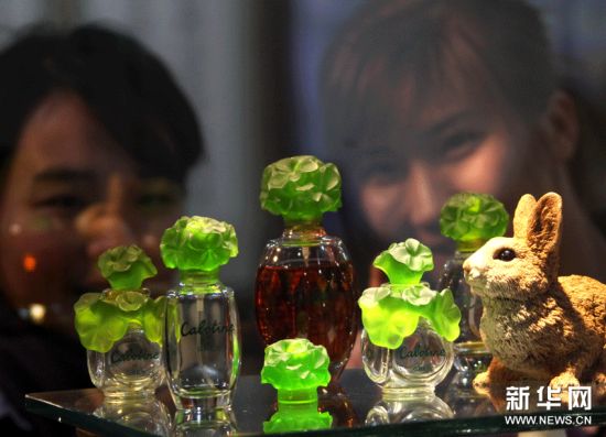 经典香水瓶展在京举行(图)