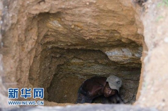 在斯里兰卡拉特纳普勒，一名矿工在一口宝石矿井里作业。新华社记者陈占杰摄