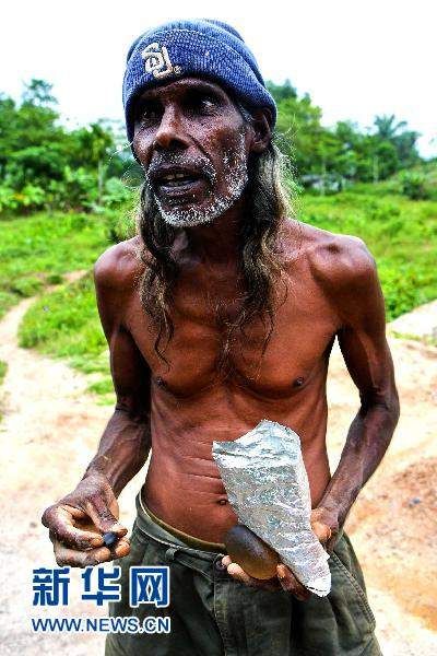 在斯里兰卡拉特纳普勒，一名矿工展示他挖出来的、未经加工的宝石。新华社记者陈占杰摄