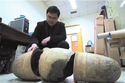 村民在自家院内挖出战国瓮棺 内藏儿童尸骨(图)