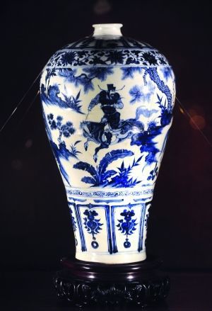 “萧何月下追韩信”青花梅瓶