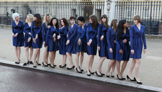 一群女艺术家在白金汉宫门前扮演凯特
