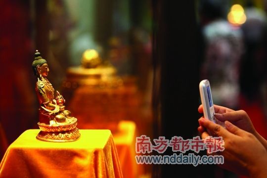 金佛像展览 便衣出动护驾