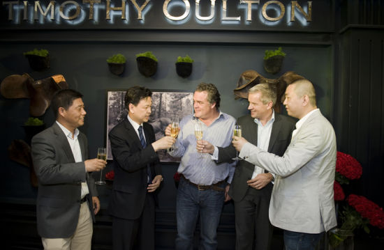 Timothy oulton（中）在开幕仪式上
