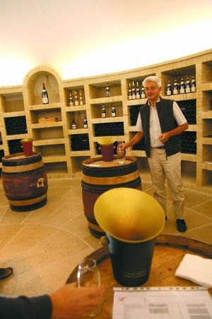 VIDAL-FLEURY的酒窖总管拿出六款葡萄酒请大家品鉴