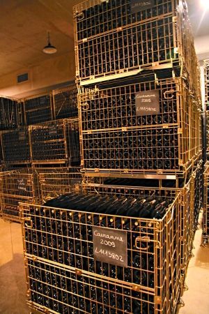 不同年份的葡萄酒分别被装在不同的铁笼中