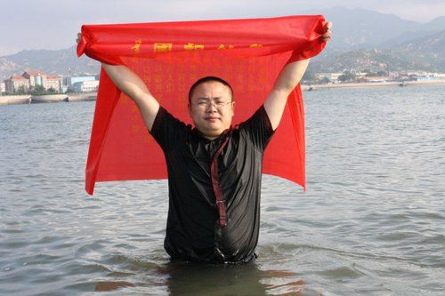 诗人效仿屈原跳海称行为艺术