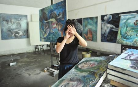 面对被水淹的作品，一名艺术家忍不住流下了眼泪