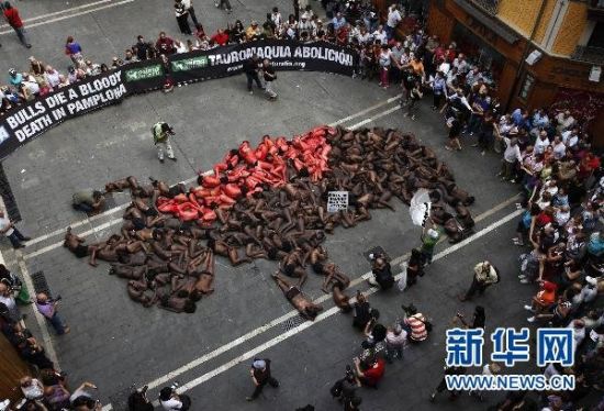 西班牙行为艺术呼吁废除斗牛(图)