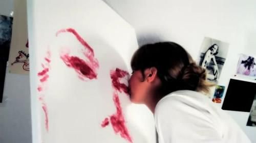 艺术家用嘴唇画梦露 一幅画吻画纸千次(图)