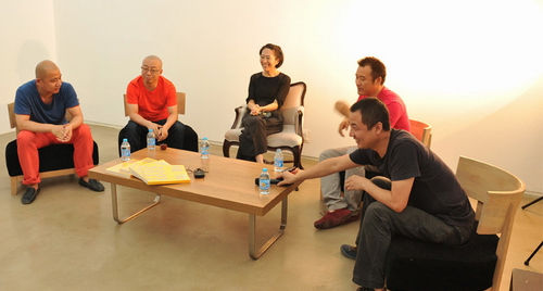 艺术家现场接受采访