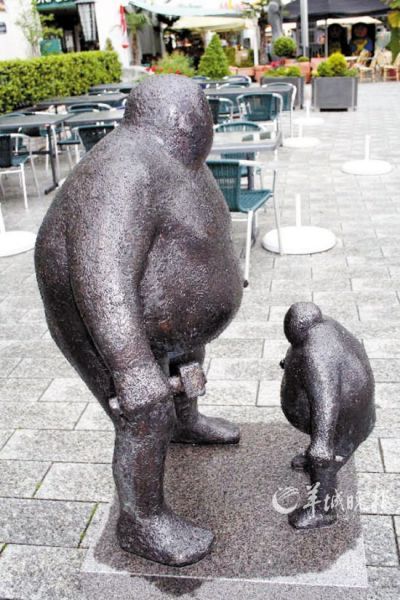 在列支敦士登，惟妙惟肖的各种雕像随处可见，图为铁雕《自画像》。摄/杨伶