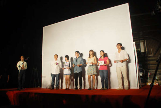 颁发第六届大学生提名展优秀奖