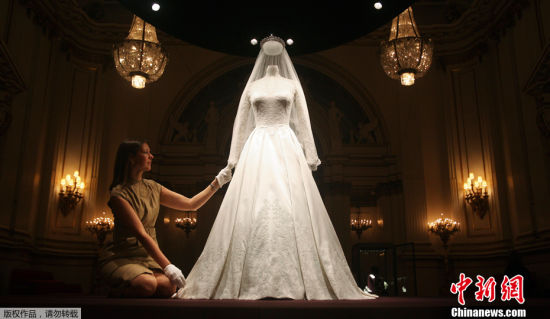 凯特王妃婚纱在白金汉宫展出(图)