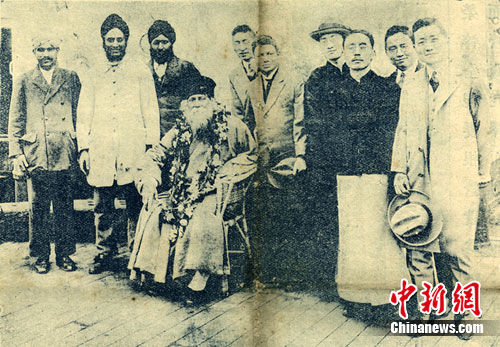 1924年4月12日，泰戈尔在热田丸甲板上与徐志摩（右四）、张君劢（右三）、郑振铎（右二）等欢迎者合影 