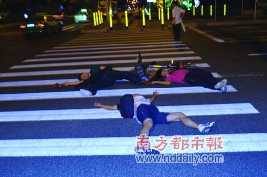 一男子行为艺术扮死尸 屡遭臭骂也不改(图)