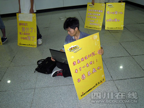 成都街头的快闪行为艺术