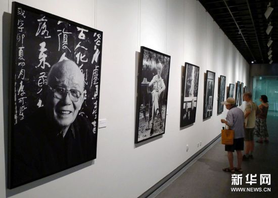 《中国画名家像传摄影展》杭州开幕