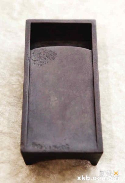 这方在古董市场“捡漏”所得的北宋古砚，是瑞哲轩里年代最为久远的一方砚台，而这一极具时代特征的形制，正是从唐代的箕形砚演变而来“抄手砚”，目的就是为了方便使用与携带