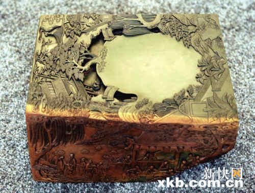 这方出自国家级大师程振良之手的“兰亭砚”，是难得一见的绿端精品，而且雕工精细，除了通体雕满亭台楼阁，细心者还可数出56个形态各异的人物来