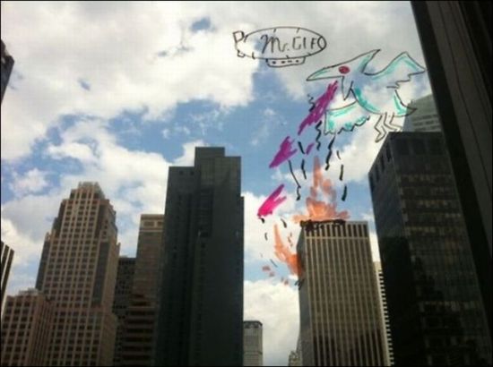 办公室里的趣味玻璃涂鸦艺术