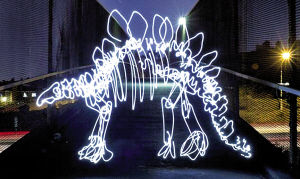 艺术家用手电筒再现恐龙