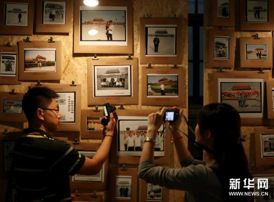 观众在展览现场拍摄展出的照片