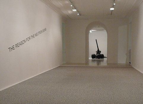 Chris Burden的1979年作品“关于中子弹的理由”