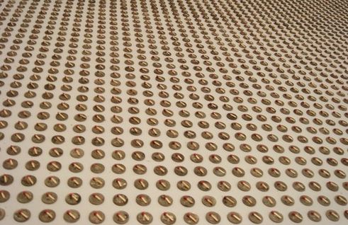 Chris Burden的1979年作品“关于中子弹的理由”