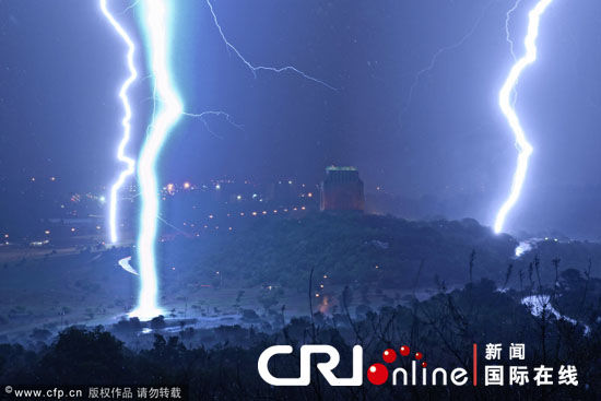 南非摄影师追逐闪电16年 终拍到壮观场面(图)