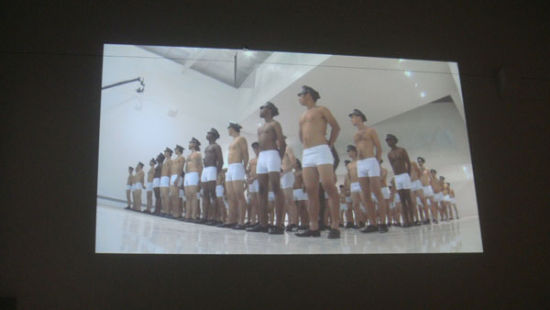 艺术家用108位男子探寻身体、身份与权力的关系。