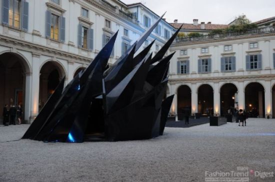 马岩松倾力设计VERTU现代艺术装置