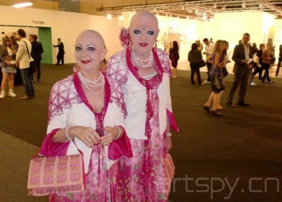 EVA & ADELE：未来的活体艺术品