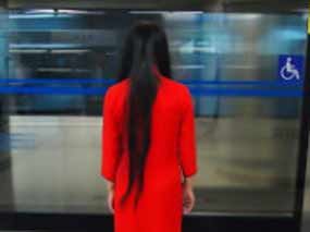 行为艺术 北京地铁里的妙龄女鬼