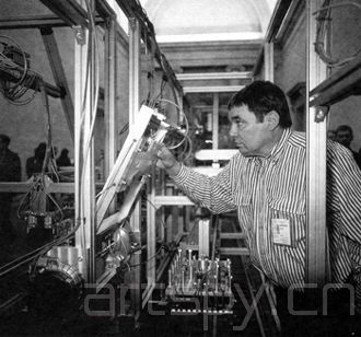 克里斯?博登的“When Roberts Rule”，一条全过程为2分钟的玩具飞机生产流水线，1999年时在伦敦展出