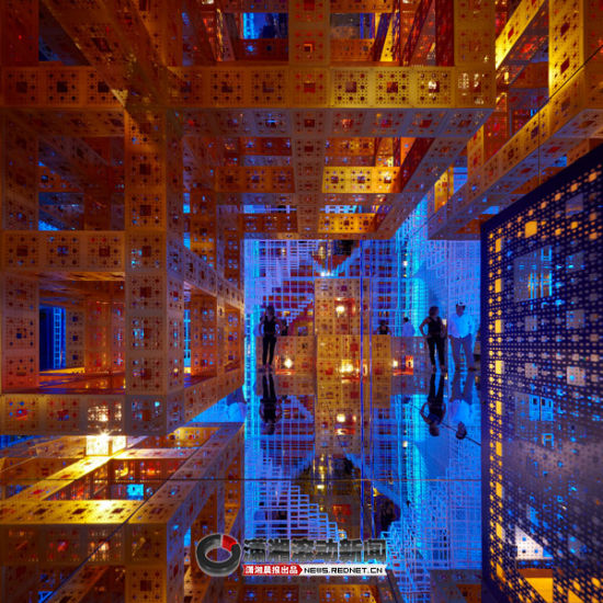 装置现场运用多种光影手段，营造梦幻氛围