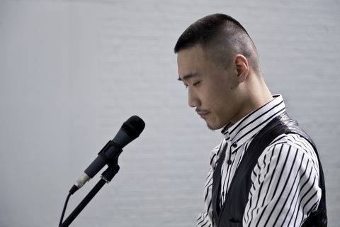 《DADDY 项目》2011行为，录像装置 “你不是个小玩意儿”展览现场，艺门画廊，中国北京，2011[ 图片：艺术家]