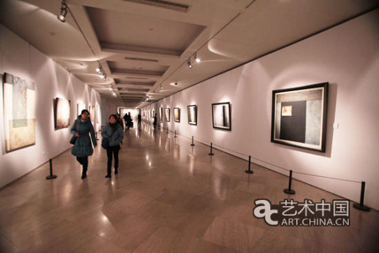“世纪遗痕??应天齐艺术展”上海美术馆展览现场