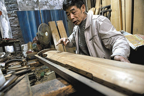 为了保证听音的精准，黄师傅总在夜深人静时进行调音工作 