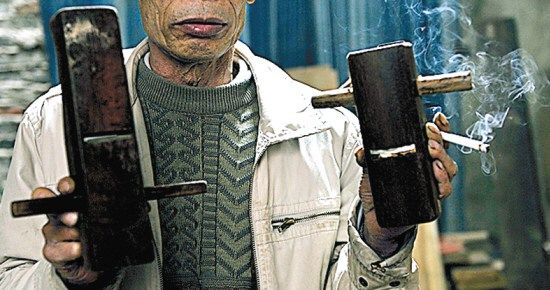 就是用“木刨”这种老式工具，黄师傅一点一点地完成初步的木料打磨