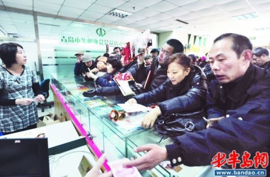 玻璃门被挤碎 买龙票的人伤不起