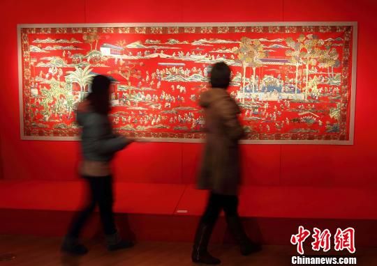 南京博物院展示院藏织绣