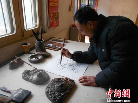 河南农民痴迷澄泥砚 黄河泥中淘宝贝