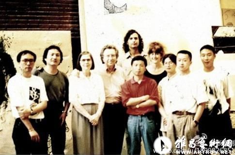 在1995年时，中国当代艺术圈的一行人（张晓刚、王功新、毛旭辉、丁乙、忻海洲、刘炜、黄笃等）前往巴塞罗那参加中国当代艺术展，并借机去拜访了塔皮埃斯的工作室。